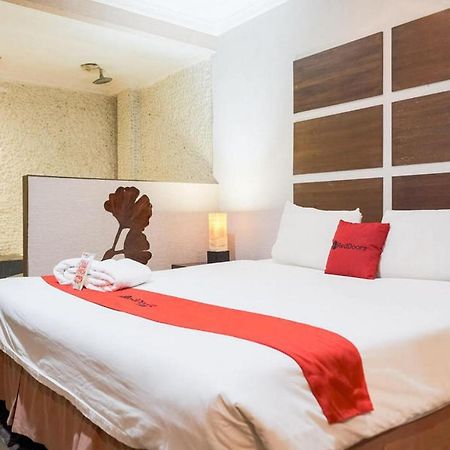 Hotel RedDoorz near Waterboom Lippo Cikarang Zewnętrze zdjęcie