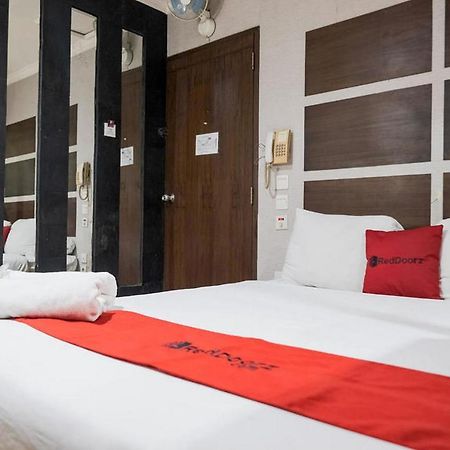 Hotel RedDoorz near Waterboom Lippo Cikarang Zewnętrze zdjęcie